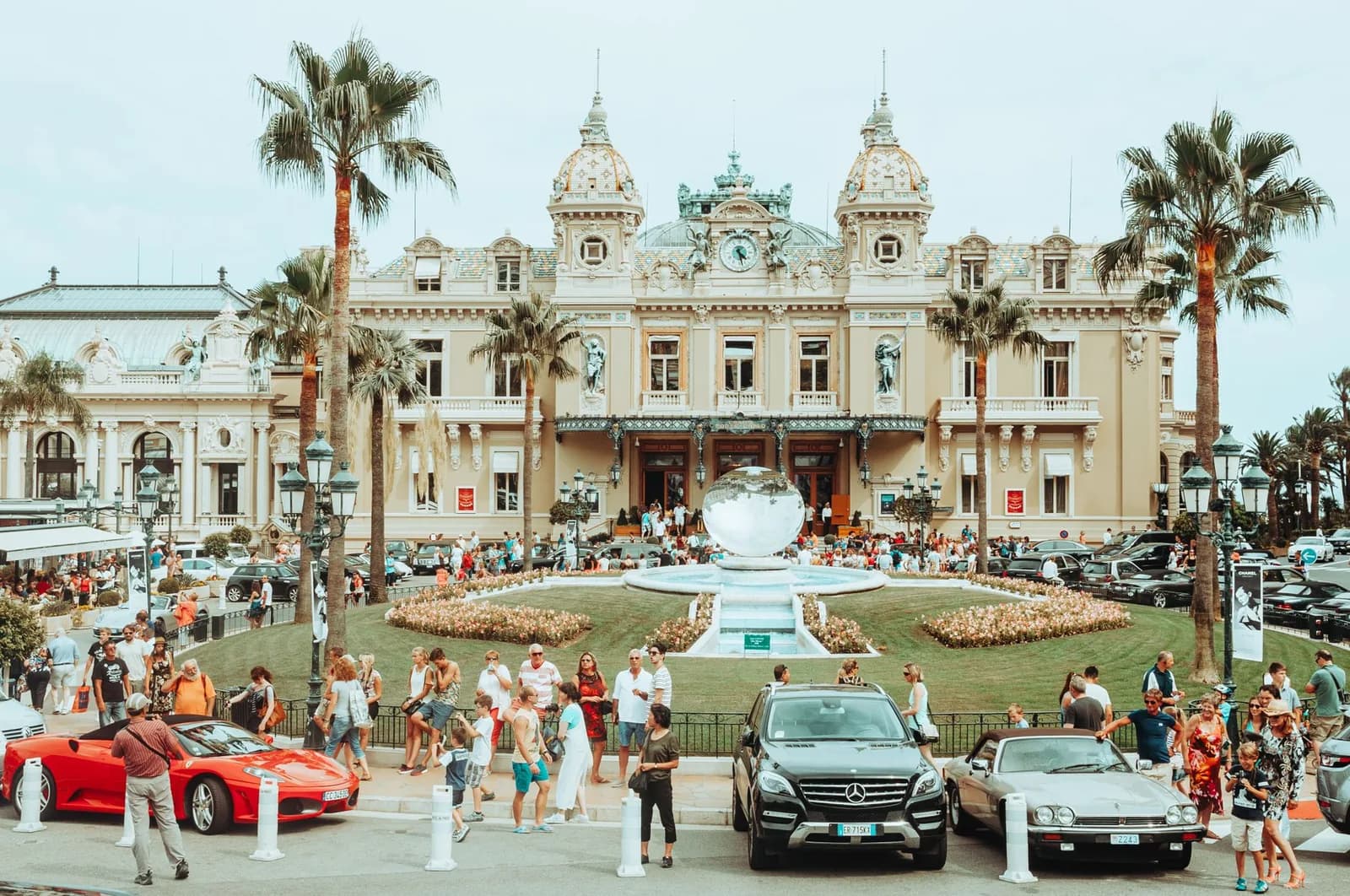 La place du Casino de Monte-Carlo, sa façade Belle Époque et les voitures garées en épi
