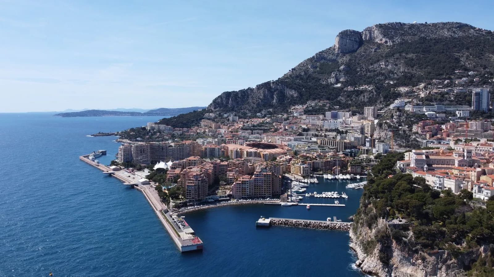Le Rocher de Monaco et le quartier de Fontvieille vus depuis la mer