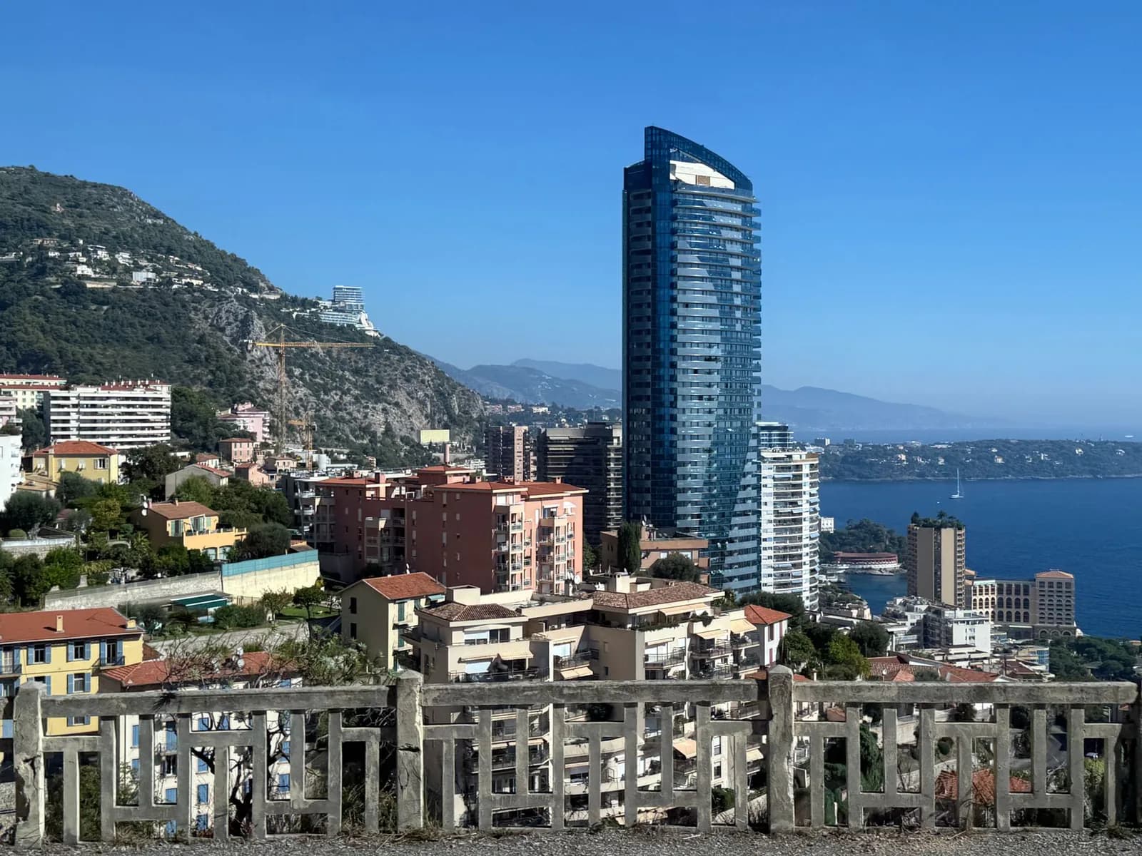 La Tour Odéon dominant le littoral monégasque et les immeubles du quartier de La Rousse